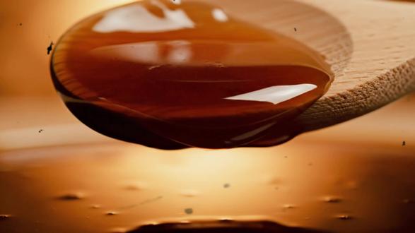 波士顿糖蜜洪水 提到海啸你以为都是水?1919年的波士顿,一个装满870万升滚烫糖浆的巨罐突然爆炸!8米高的黏稠海啸瞬间拍碎火车,21个人被活活“甜死”。一旦被这种怪物扑倒,你连挣扎的机会都没有……#AIGC #硬核科普 #波士顿糖蜜灾难 #历史知识 #ai新星计划