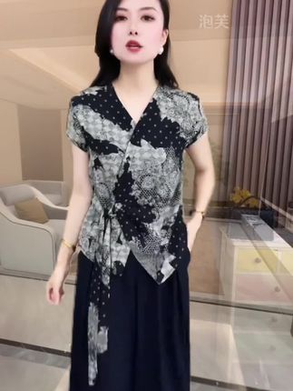 #短袖T恤 #谁穿谁好看 #时尚穿搭 #不挑年龄不挑身材 #高级感穿搭