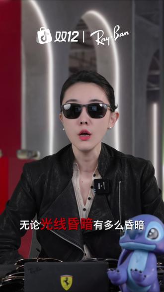 雷朋一上身,镜片的色彩还原度超神,成功人士欣赏艺术展,画作色彩鲜活如初,潮得艺术氛围拉满#雷朋 #不老男神 #偏光太阳镜 #太阳镜 #雷朋墨镜奢品推荐