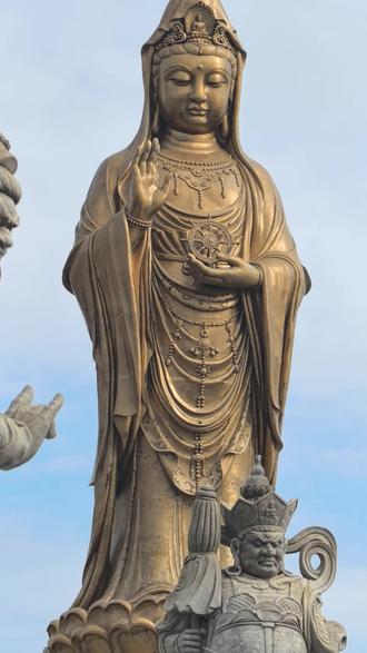 金刚怒目,眼中尽是慈悲,怒的是这世间众生皆不回头;菩萨低眉,眼中尽是无情,两目皆空万物皆空相。
人生在世,有金刚手段,也需要心存慈悲;有菩萨心肠,还需冷眼观世。脾气大的人,心里也有善意,而那些看似情绪稳定的人,谁知道他的心里,是不是心如止水呢?
年轻的时候单纯,不知道人心险恶,动不动被伤成怒目金刚,经历的多了,透了人性凉薄,就变成菩萨低眉,冷眼旁观。
一个人,如果能做到面对任何事情,都心平气和,那他的心,就是这个世界上最硬的东西。真正的慈悲就是无情,你救了羊就饿死了狼;真正的慈悲就像山间的风,"吹开桃花时不问谁家院落,卷走枯叶时不管哪户门庭"。
我们终究是要学会像小麦那样生长,既能在春风里柔软地抽穗,也能在烈日下坚硬地结籽。毕竟,想要渡人,得先稳住自己,心怀慈悲的人,要先看破这人间。
其实,万般皆苦,唯有自渡!#烧香祈福 #佛教文化 #普陀山