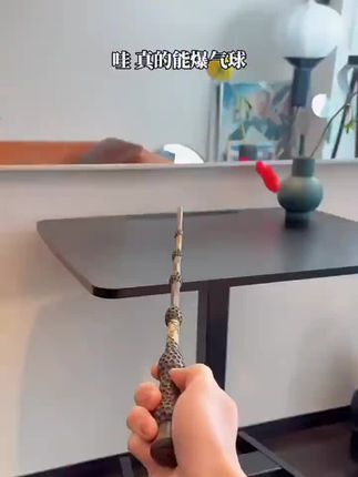 哪个哈迷能拒绝这么酷的魔杖?这根会喷火的魔杖,施咒的时候真的太帅了!它不仅还原了电影里的魔杖设计,而且还能像原版一样喷出火焰,让你瞬间进入魔法师的角色。想象一下,当你手持这根魔杖,念出熟悉的咒语,火焰从魔杖中喷出的那一刻,你的童年梦想是否会成真呢?