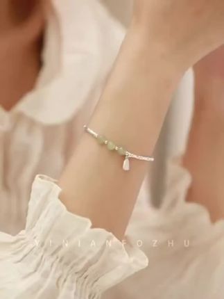 手链简约又精致,搭配浅色衣服超温柔~✨手腕上的小心机,谁懂!#饰品分享 #日常穿搭灵感