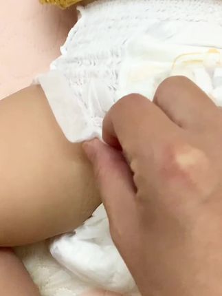 新生儿就可以用的#婴儿护臀膏 每次穿纸尿裤都涂抹一下,蛋黄油质地,很好抹开#母婴好物 #宝宝护理 #新生儿护理 #护臀膏
