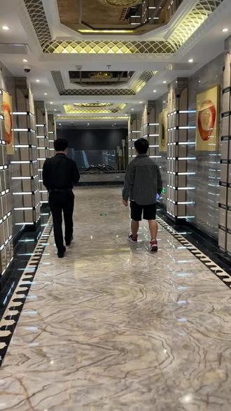 刚刚接到通知,金莎汇ktv福马迎春放大招了,仅288元拿下3小时豪华包厢免费唱,还含百威一箱、4份零食小食、精美果盘一份,还能免费停车,性价比直接拉满,麦霸直接嗨过瘾,非常适合朋友聚会k歌,刷到建议先囤了,反正不去随时可退#金莎汇ktv #福州娱乐 #好吃好玩 #福州ktv推荐 #朋友聚会的好地方