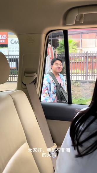 在非洲集市做一套衣服多少钱💰?
(Bilal Investment Mall, First Avenue Eastleigh, 内罗毕, 肯尼亚)
在非洲,“Baati”(也拼作 Bati或 Baati Dress)是一种流行于东非地区(尤其是索马里、肯尼亚、坦桑尼亚)的传统宽松长袍或连衣裙,通常由轻薄的棉质或混纺面料制成,色彩鲜艳,适合炎热气候,部分高端款用丝绸或混纺。
我们周末去了Eastleigh 附近的Bilal Investment Mall当地的集市,由于这里当地人和索马里人密集,存在很多不安全因素,不建议一个人单独出行。我们一行5人,由非常熟悉这里的崔哥做向导,他在非洲几个国家呆了很多年,是老非洲人了。崔哥公司做布料生意,货从国内发过来,卖给当地的经销商,光这个集市里,就有一大半的新布是他们的。
鉴于我们的地域文化不同,喜好的巨大差异,当听到崔哥说,从国内发过来卖给本地人我就觉得很吃惊。
看到布以后,也能稍微理解了,布料图案设计很符合当地特色,印花图案多样有几何、花卉等,色彩鲜亮,有点扎染工艺,又很投当地人的喜好。因为他们皮肤黝黑,穿色彩明亮的服装很出彩。
集市很热闹和拥挤,这里少有外国人来,所以我们一路走过,就吸引了很多目光,有些很热情的跟我们打招呼,其中也不乏想顺手牵羊的人。因为提前做好了准备,我们没有带什么贵重物品,包包也是背在胸前,不看手机把它塞包里,专心逛街。……#非洲生活 #非洲集市#非洲服饰 baati#日常vlog #非洲治安