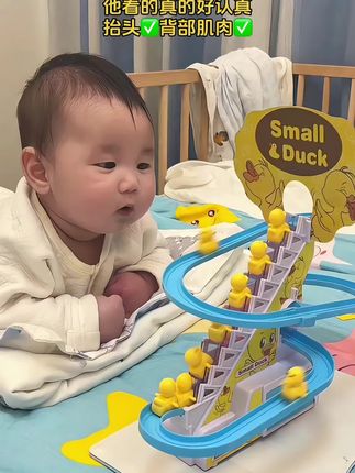 幸亏那时候爸爸买了这个#抬头玩具 ,宝宝看的好认真,抬头和背部肌肉都得到了锻炼,社区大白都在夸#早教益智玩具 #宝妈推荐 #小黄鸭爬楼梯