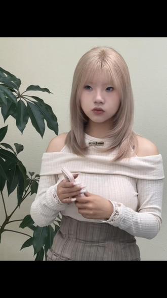染一次上瘾的奶茶米灰|雾蒙蒙的温柔,低调中透着贵气 被问爆的奶茶米灰,妥妥的年度人气发色。柔和的米灰调夹杂淡淡奶茶肌理,不浮夸不刺眼,自带韩系清冷气质。视觉上让发质显得顺滑有光泽,告别沉闷黑发。深浅过渡自然,一年四季都合适,随手一拍都是大片,温柔氛围感直接拉满。#显白发色 #夏天发色 #理发店实拍 #上海理发店推荐 #美发店内日常分享