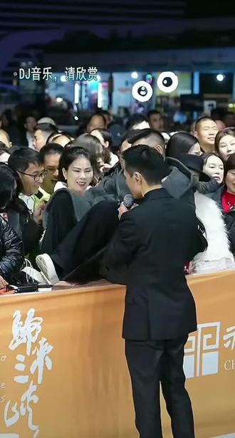 大成有约大哥来到索图大舞台,华子雨下个不停,索图用最高礼仪把他抱到贵宾席,大成大哥说这辈子除了他妈妈,没有第二个人抱他了,他感到非常幸福!哈哈!节目效果满满的。#现场直击 #舞台现场 #非常完美