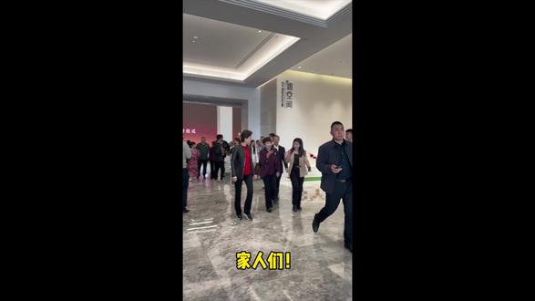 最近杨澜现身比亚迪总部,亲自体验全新Z9GT。
她本身就是腾势D9车主,难道要成为D9+Z9GT双车主?全新腾势Z9GT,堪称续航之王、快充之王!纯电续航最高1036km,全球最长!#全新腾势Z9GT #杨澜