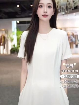 DEEP BREATH深呼吸女装 肌理感短袖收腰小黑裙遮胯弹力连衣裙,肌理感收腰小黑裙,立体剪裁的收腰设计巧妙勾勒纤细腰线,以经典廓形演绎摩登气质,搭配肌理感面料赋予裙身细腻层次与高雅质感。伞型裙摆以流畅的A字廓形自然散开,行走间轻盈摇曳,兼具优雅灵动与显瘦效果。整体设计通过结构分割与面料肌理的碰撞,打造出简约而不失细节的都市风格,适配通勤、约会等多场合穿搭需求#优雅永不过时 #夏季穿搭 #夏季新款 #同城好店推荐 #显瘦穿搭