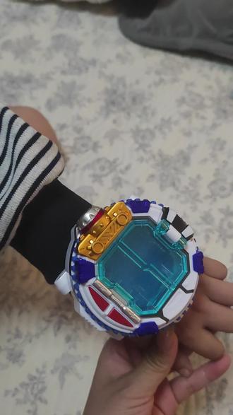 玩炫卡斗士的炫卡召唤器s居然出现差错了,大家一起赶紧过来看看,有问题发到评论区里边,咱们下期见。一共有4张卡片,你们下一期想让我拍哪个?除了渲染闪电s还有钢笔历史霹雳火影星际游侠,你们下一期想要召唤哪个