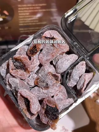每一颗都胖乎乎的,外面是酸度担当的青梅粉,里面是爆汁的大颗甜葡萄,一口下去糯唧唧哽啾啾噗嗤爆浆巨酸巨清爽还带一丢丢咸,一口就入魂#青梅抱葡萄 #青梅葡萄 #酸酸甜甜 #嗜酸星人 #零食推荐