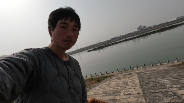 河边草丛中太多没人要野生的白萝卜,阿柒给狗狗送来了衣服 #一般人不知道是什么 #我用镜头带你跟着抖音去旅行 #我的摄影人生 #分享往日旅行风景 #把生活拍出电影感