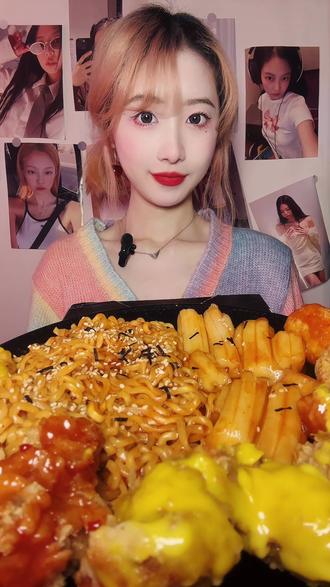 火鸡面粉耗子双倍碳水的快乐~韩式双拼炸鸡吃吃🔥#火鸡面 #粉耗子 #炸鸡 #妈呀太香了 #抖音美食推荐官