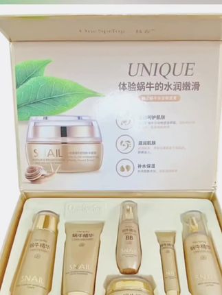 好物推荐🔥 姐妹们这套蜗牛舒润保湿套装补水效果非常不错,里面包含洗面奶、爽肤水、眼霜、乳液、面霜、bb霜一共六件,它的主要成分为蜗牛凝液提取物。有效的改善肌肤问题,让皮肤更加光滑滋润。而且它是专为女生研制的一款护肤品,非常适合皮肤缺水的姐妹去用哦!质地水润清爽,上脸后也是非常的舒服,不会感觉紧绷。想要提亮肤色的姐妹一起试试看!