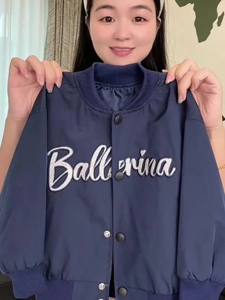 快给你家宝贝安排上这件超帅的儿童棒球服吧!春天穿上它简直太合适了!衣服上的字母图案非常时髦,而且面料柔软舒适,摸起来特别亲肤,孩子穿上身不仅舒服还好看。赶紧给孩子入手一件这样的春装吧,让孩子成为小区里的小帅哥!点击下方链接就能购买哦!#秋季新款 #夹克外套 #男童穿搭 #潮酷男孩 #高品质童装