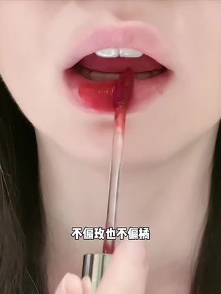 不沾杯不掉色的口红终于被我找到了!就是这个ukiss水唇露,它不像普通口红那样容易掉色,也不像唇膏那样油腻厚重。它是水转雾的质地,涂上后嘴巴很滋润,而且还不沾杯不掉色,不管你是喝水还是吃饭都不会掉!真的太适合夏天用了,喜欢的姐妹们赶紧冲吧!@DOU+小助手 @DOU+好生意