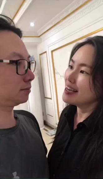 520送礼物 #金银花束惊喜 #搞笑反转
#夫妻搞笑视频段子 #ai搞笑视频