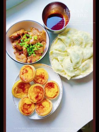 #创作者中心 #创作灵感 午后揉面包饺子,烤箱里蛋挞滋滋冒香,可乐鸡翅咕嘟作响。这些热气腾腾的琐碎,就是最动人的人间烟火。#亲自下厨 #简简单单一顿家常便饭