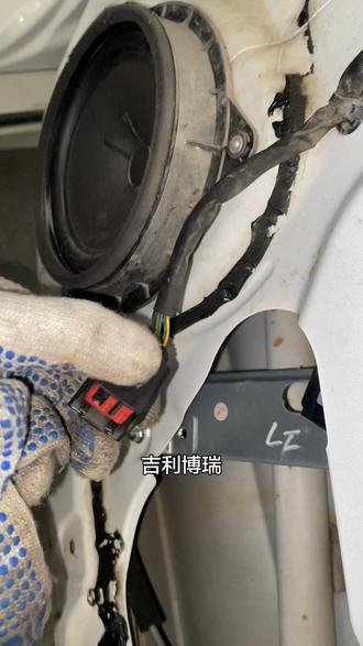 #吉利博瑞右前玻璃升降器无法升降#吉利#汽车维修养护 右前玻璃完全无法升降,主驾总控、右前分开关均无反应;按开关无电机声,玻璃纹丝不动;其他车窗正常。检查线路有完好 更换玻璃升降器总成