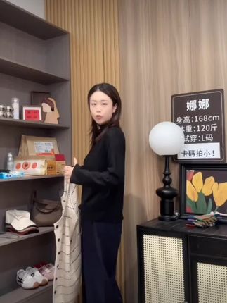 木耳边蕾丝长袖打底衫女#秋季新款#蕾丝打底衫女#木耳边蕾丝长袖打底衫#百搭显瘦遮肉打底衫##不挑身材不挑年龄