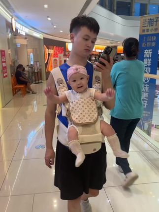 爸爸带娃咋看这如此轻松😄#爸爸带娃系列 #也太可爱了吧 #陪你长大陪你看世界 #父女时光 #无限回购的宝藏单品