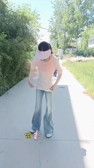 撞色条纹罩衫才是春夏最氛围感的单品吧, 清爽的橘色温柔又显白。@DOU+小助手