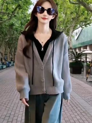 假两件针织衫,计感慵懒高级感连帽短款灰色毛衣开衫#时髦穿搭 #高级感穿搭 #时尚气质穿搭