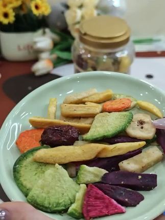办公室续命小零食来了!三只松鼠什锦果蔬脆,多种果蔬混搭,酥脆不油腻,每口都有阳光味,独立包装控量吃,解馋又补维生素