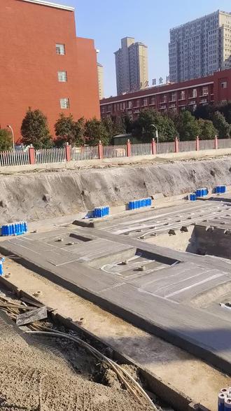 #创作灵感 帮车还是不够长#建筑施工现场 南区二号楼主楼和地库垫层浇筑