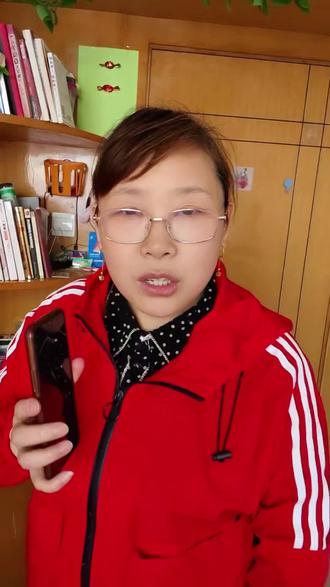 ′手机不用按电源键亮屏,双击屏幕就能亮屏息屏。老人一学就会。因为这个电源键啊,它有使用寿命,要是被你按坏了,维修费用也很高。关健是坏了,麻烦。其实有更简单的方法,你看,只要对着这个屏幕轻轻的点两下,手机就亮了,再点两下就熄屏了#手机功能#拍作品我是认真的 #手机使用技巧