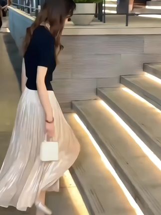 这波光粼粼的效果这不就来了嘛,上身真的狠狠被拿捏#半身裙#珠光裙#百搭半身裙
