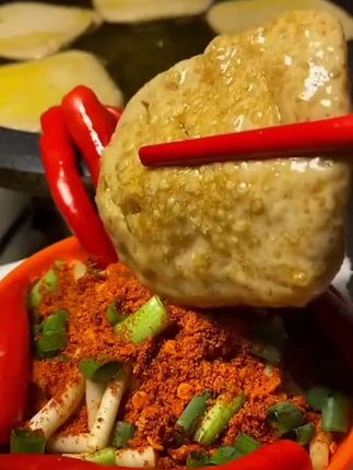 贵州正宗的手撕豆腐,它是用传统的老方法做出来的,吃起来很香很有嚼劲,而且它还特别的入味,不管是用来煮火锅还是炒菜都很好吃。如果你喜欢吃这种纯手工做的豆干的话,那你一定要带一份回去尝一下,保证你吃了还想再吃,快来试试吧!#舌尖上的味道