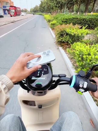 电动车手机导航支架防震外卖骑行电瓶车摩托车自行车专用加厚支架 #出门必备 #电动车手机支架#加厚支架