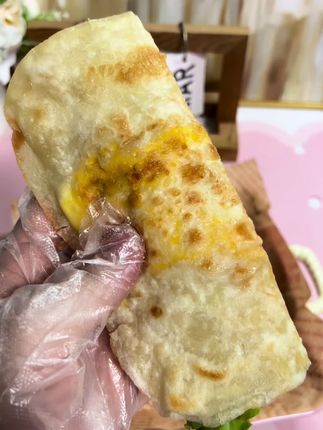万物皆可卷的鸡蛋灌饼皮#,黄油代替起酥油,好吃又营养#花木子 #鸡蛋灌饼皮 #早餐吃什么 #妈呀太香了 #懒人美食
