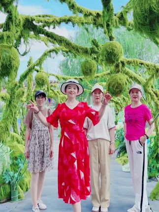 人与人能久久相处,包含了多少欣赏、敬佩、理解和尊重,也倾注了许多的牵挂、惦记、思念和祝福。有缘相识,有情相聚,一生难忘,一生珍惜!