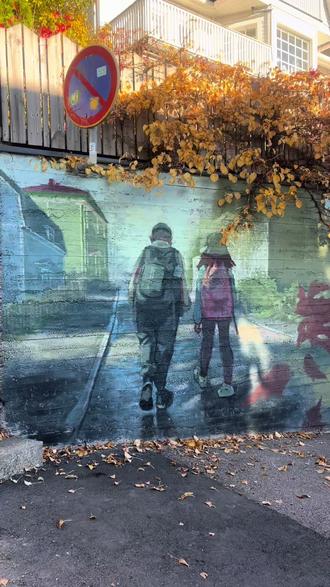 芬兰逝者若生前没有立遗嘱,银行冻结其账户,却为其实时支付其生前逝后所产生的一切债务,而上海蒋女士拥有300万存款,离世后却被“归公”无力为她自己购置一块墓地,这样不同的制度下,是程序的终点,还是人性化服务的起点?#独居 #蒋女士 #遗嘱 #财产保全