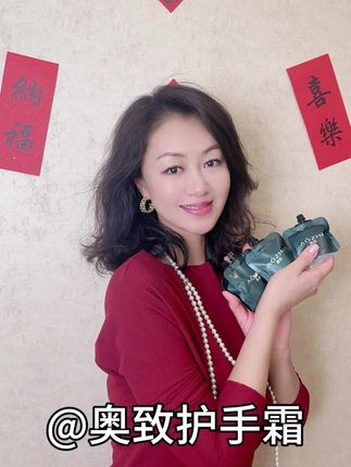 四支装9.9,携带方便,水润好闻,高级的香氛让人瞬间好心情,天热乎乎的,好味道很迷人#香氛 #护手霜 #便携护手霜 #香水推荐 #种草好物