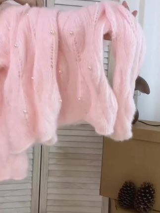 姐妹们,这件镂空针织毛衣真的太好看了,圆领的设计,非常百搭#松弛感穿搭 #针织毛衣 #软糯舒适又好看 #秋冬穿搭新鲜感在线 #好物推荐