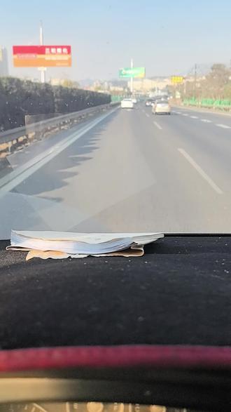 回家过年免费的高速就是好走。