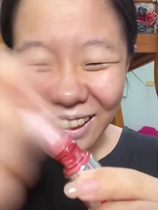 又找到人生唇釉了!秒成膜不粘嘴不拉丝儿涂上嘴巴嘟嘟嫩嫩的!!#柚子小西唇釉 #试色 #唇釉试色 #镜面唇釉 #不沾杯不掉色