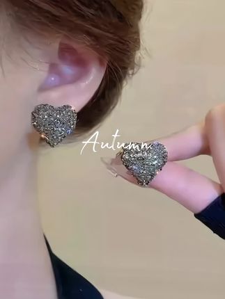 合金锆石耳饰 通勤时髦冷淡风高级感暗黑素钻爱心耳钉#爱心耳钉#时尚饰品#合金耳饰