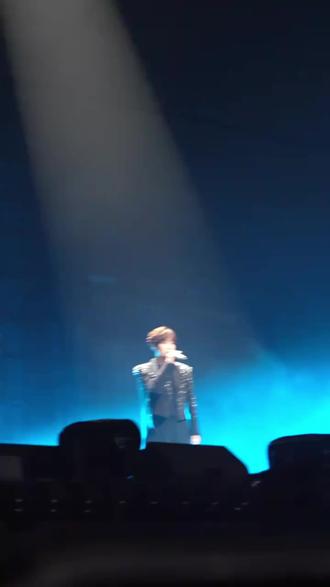 听到这几首歌,瞬间把我拉回17年前的高中校园时代,耳机里单曲循环的歌曲,这一刻真的出现在舞台上,今晚和我闺蜜约好,等去现场也打扮一番😂,争取眼前一靓!#徐良演唱会现场 #青春的样子 #校园生活 #演唱会是一个巨大的乌托邦