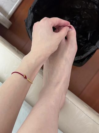 接下来也不穿凉鞋了 不用露脚了 指甲油给扣掉吧….