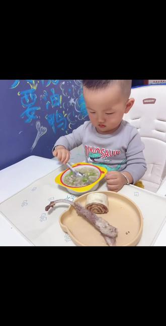 #宝宝自主进食 #喝羊汤 #吃羊排 #宝宝辅食 #今天吃宝宝自主进食羊排的核心是防噎防呛、控量防敏、卫生安全,具体注意事项如下:
1. 食材处理:从根源降低风险
• 羊排必须炖至完全脱骨(用手指能轻松捻碎肉质),剔除所有骨头(包括细小碎骨),避免宝宝误食卡喉;
• 按年龄调整形态:1岁内撕成细腻肉末,1-2岁剪成0.5cm左右的小丁,2岁以上可切成长条(方便抓握),全程避免块状肉;
• 彻底去除筋膜、肥油,减少消化负担,同时避免油腻引发腹泻。
2. 进食过程:全程监护是关键
• 必须大人在旁全程看护,不允许宝宝边玩边吃、边跑边吃,避免分心导致呛咳;
• 选择适合的餐具:用浅口碗、防滑餐盘,搭配短柄软头勺或让宝宝直接抓握,避免用深碗、长柄勺增加呛咳风险;
• 控制进食速度,鼓励宝宝细嚼慢咽,若宝宝狼吞虎咽,及时提醒或暂停喂食。
3. 食用量与频率:循序渐进不贪多
• 首次添加先喂1-2小勺肉末,连续观察3-5天,确认无皮疹、呕吐、腹泻等过敏反应后,再逐渐增加用量;
• 1岁内每次总量不超过50g,1-2岁不超过80g,每周吃1-2次即可,避免过量导致腹胀、上火;
• 搭配清淡辅食(如小米粥、蒸蔬菜),平衡营养,缓解羊肉的温热性。
4. 烹饪与调味:清淡为主
• 烹饪方式优先清炖、清蒸,不油炸、不红烧(避免辛辣、重盐、重糖调料);
• 1岁内完全无盐无调味,1岁以上可加极少量盐(每天不超过1g),不添加酱油、味精、八角等刺激性调料;
• 炖制时可搭配白萝卜、山药等凉性食材,中和羊肉温热性,减少上火概率。
5. 其他安全细节
• 羊排彻底煮熟(中心温度≥70℃),避免生熟交叉污染,剩余的羊排肉冷藏不超过24小时,再次食用需彻底加热;
• 若宝宝本身有湿疹、过敏史,首次添加需延后,或咨询医生后再尝试;
• 进食后及时清洁口腔,避免残留肉末滋生细菌,引发口腔问题。