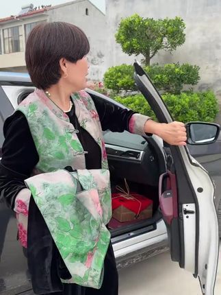 天气越来越凉了,这套妈妈装特别适合给妈妈们准备!#时尚妈妈装 #妈妈穿搭 c