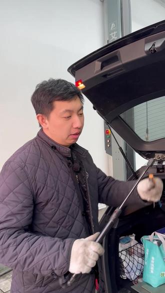 奔驰后备箱支持杆,教你如何自己换
#后备箱撑杆 #奔驰后备箱维修 #奔驰后备箱 #后备箱维修 #奔驰专修