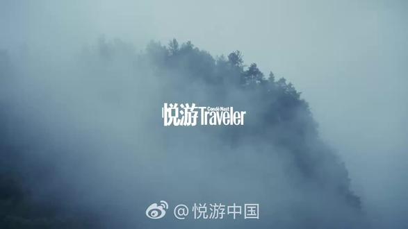 #悦游杂志 :不得不说悦游杂志的定位好有质感、有深度、有审美”,无论从杂志的内容还是审美上,都是权威度极佳的,自2013年创刊至今豆瓣评分8.7 分,而13周年刊这一版真是超绝,竹林,鸟叫,虫鸣,露水混着泥土和青草的气息,还有晨间的一碗粉,烟囱里飘出的烟火气,空气里居高不下的湿度。某种意义上,故乡便是这些感受的织物,所有细微的、个体的、不足为外人道的感受交织在一起,构成了成毅心底那个“纯粹”的湘西!