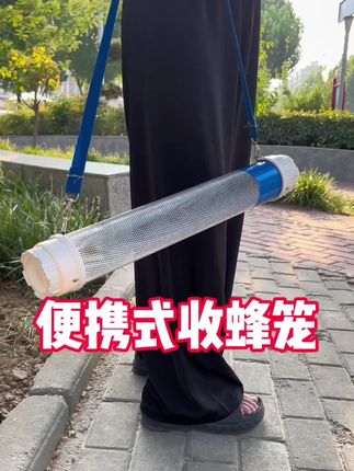 这边发现一窝蜂,快拿出收蜂工具对准洞口轻拍地面,马蜂顺势进入#地蜂笼 #地蜂 #便携地蜂笼 #马蜂