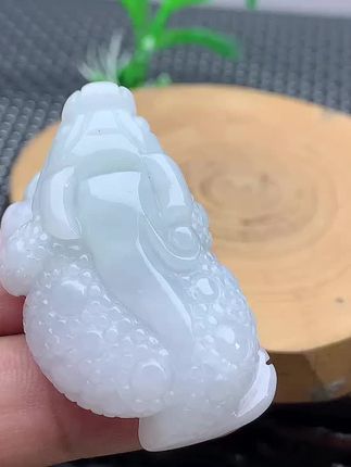 缅甸天然A货翡翠白色冰润大三足三脚金蟾吊坠